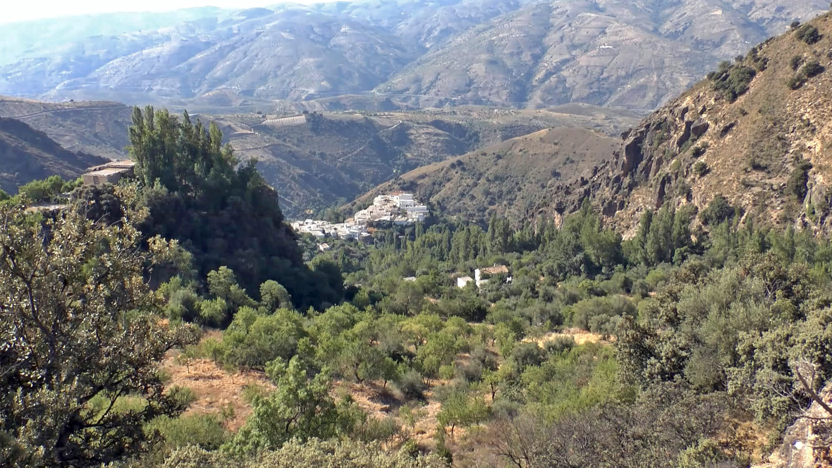 Vista aérea del Barribalto con los cultivos del Cortijuelo, el marjal, los barrios bajos de Cástaras y la Sierra Contraviesa al fondo.