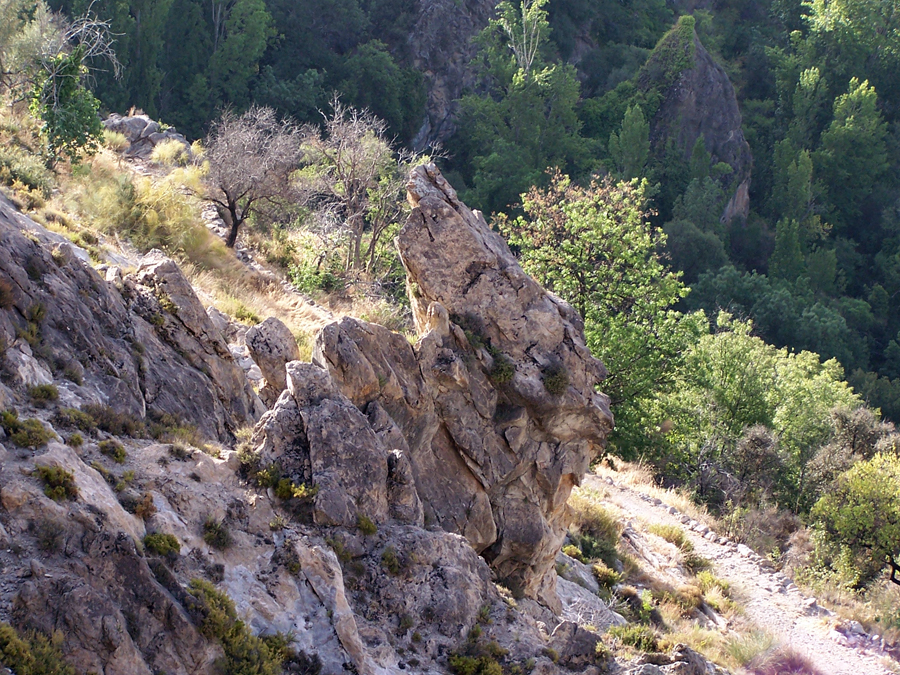 Curiosa formación rocosa visible sobre el camino de Busquístar, observada desde la carretera, en las proximidades de Cástaras.