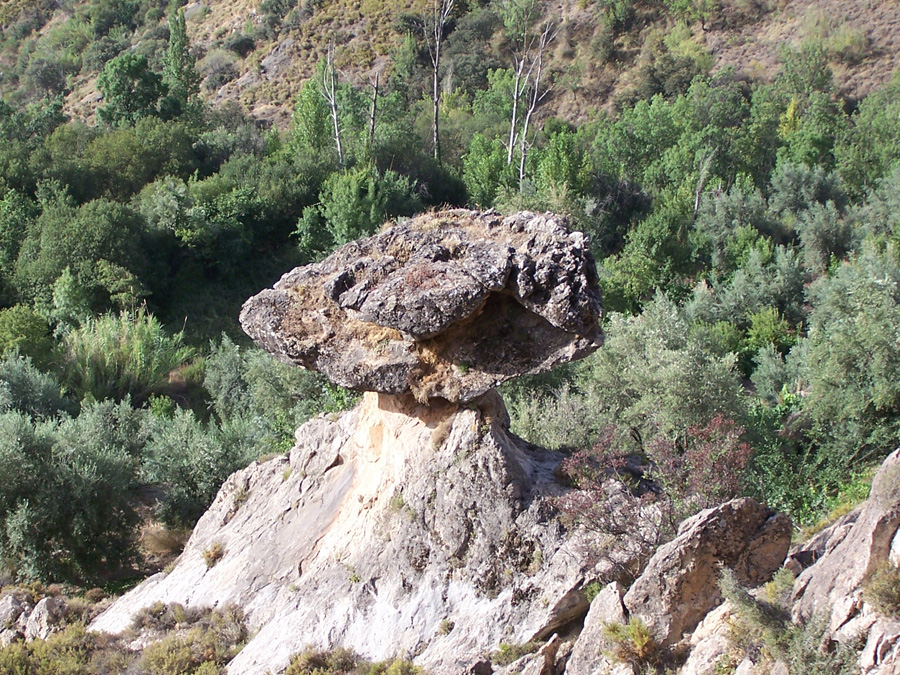 La distintiva formación rocosa conocida como el Sombrerillo del Moro, una de las peñas destacadas en Cástaras.
