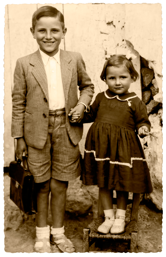 Retrato de Miguel Almendros Alonso de niño con Lola