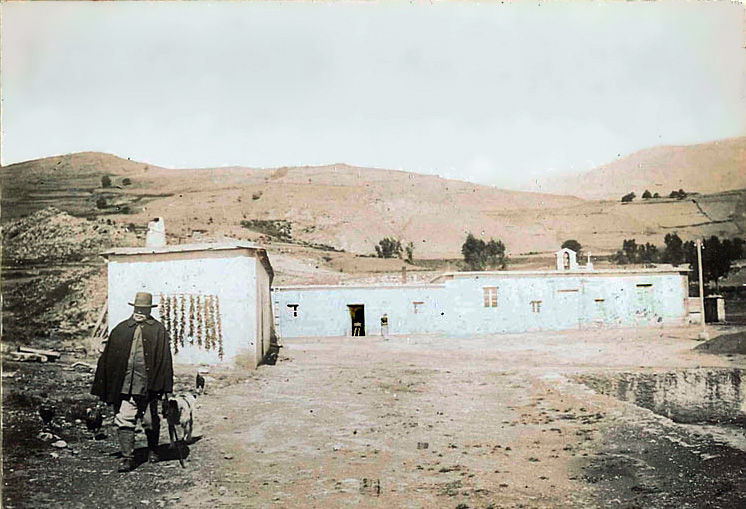 Stéphen Czyszkowski frente a la Fábrica de Azogue