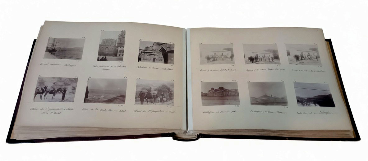 Álbum Soler-Busquet-Schneider abierto, doble página con fotografías y leyendas manuscritas