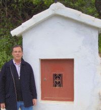 Antonio Bulnes junto a la ermita